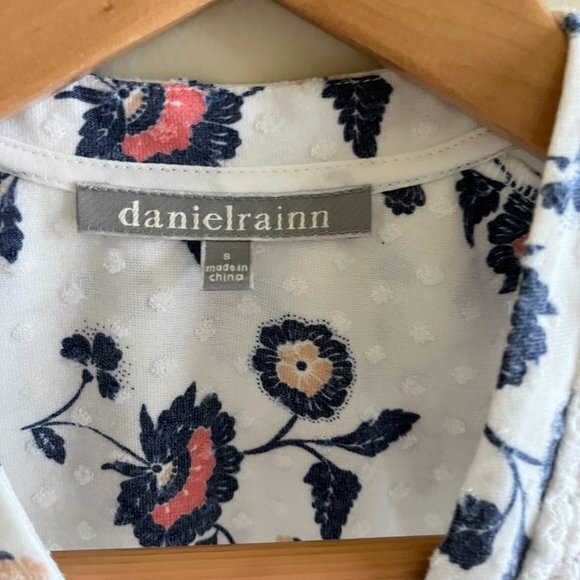 Daniel Rainn Caleena Pleated Shoulder Crochet Detail Knit Top Stitch Fix Size S - Picture 2 of 4